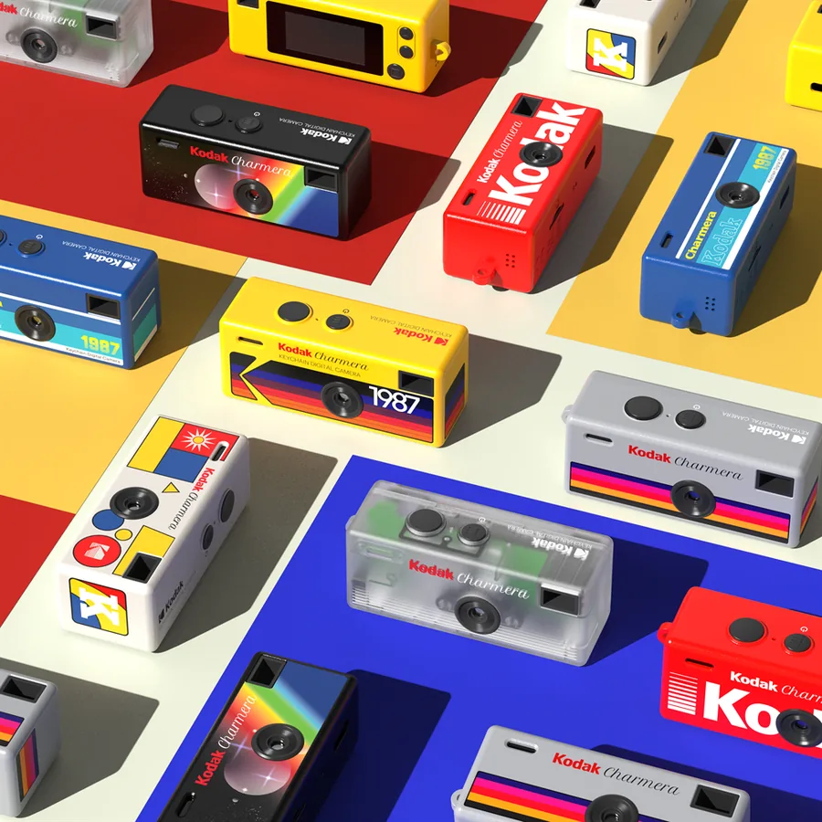 KODAK Charmera キーチェーン型デジタルカメラ。カラフルなデザイン違いが並んだ様子
