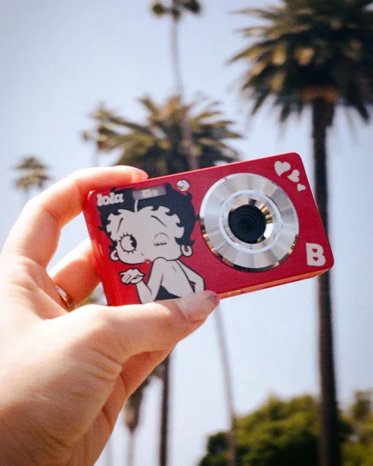 Lola Digital Camera（Betty Boop）を手に持った様子